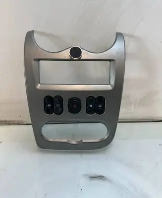 Radio/GPS head unit trim