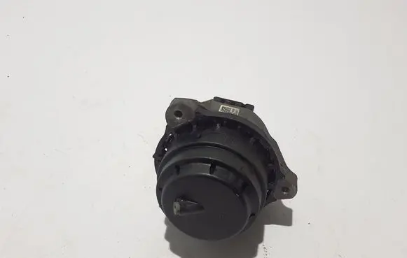 BMW 5 G30 G31 G38 Engine mount bracket 6860482