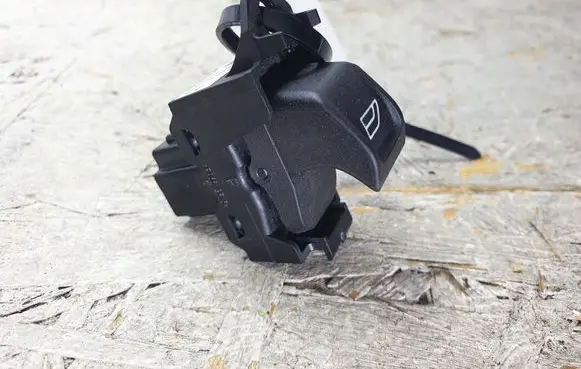 Volvo XC70 Electric window control switch 30773273