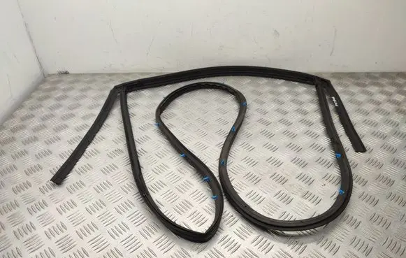 Nissan X-Trail T32 Rubber seal rear door window/glass 828314CB0A