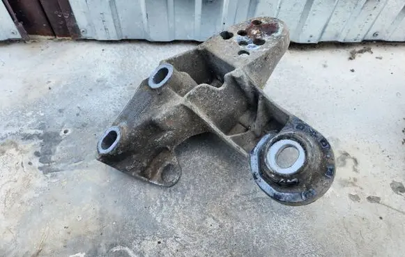Audi A4 S4 B5 8D Engine mounting bracket 8D0612105A