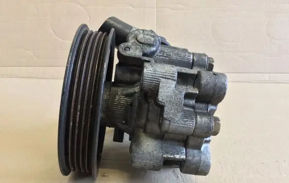 Toyota Avensis T220 Power steering pump OEM