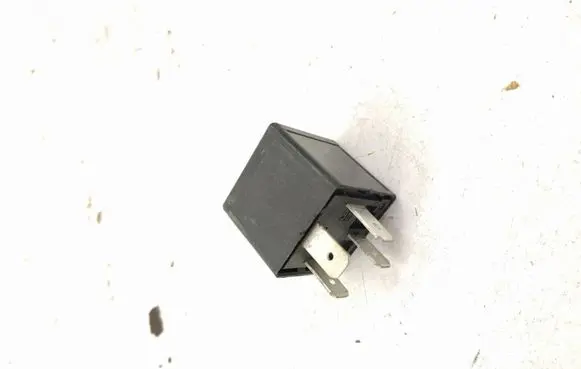 Opel Vectra C Cruise control relay 90464760