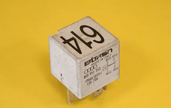 Volkswagen PASSAT B5.5 Other relay 8E0951253