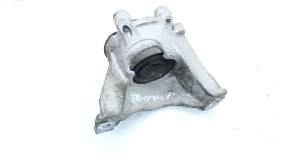 Honda CR-V Engine mount bracket