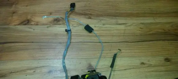 KIA Carens I Front door lock Nenustatyta
