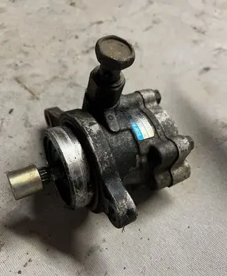 Nissan X-Trail T30 Power steering pump 8H800 25171084