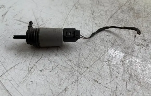 BMW 5 E60 E61 Windscreen/windshield washer pump 6934159