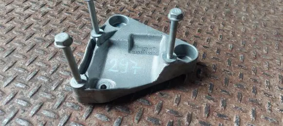 Buick Encore I A/C compressor mount bracket 55577637