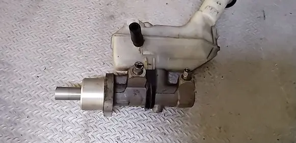 Renault Clio III Master brake cylinder