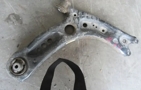 Volkswagen Golf VII Front lower control arm/wishbone 5Q0407152J