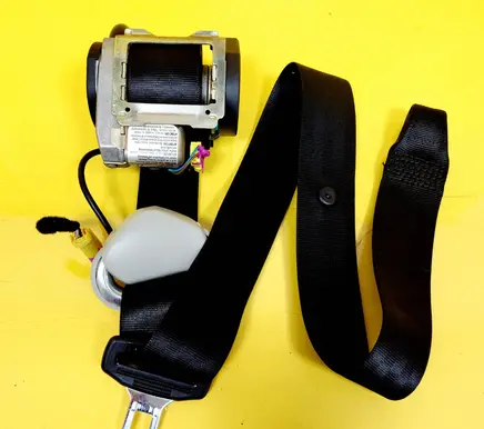Volkswagen Golf IV Front seatbelt 040292