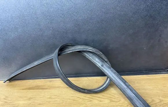 Volvo XC90 Rear door rubber seal (on body) 