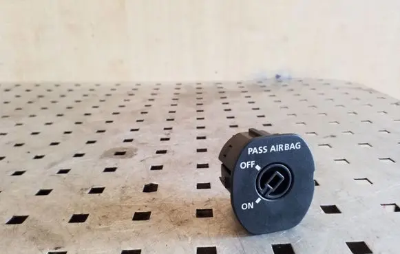 Land Rover Freelander 2 - LR2 Passenger airbag on/off switch YWL500050PVJ