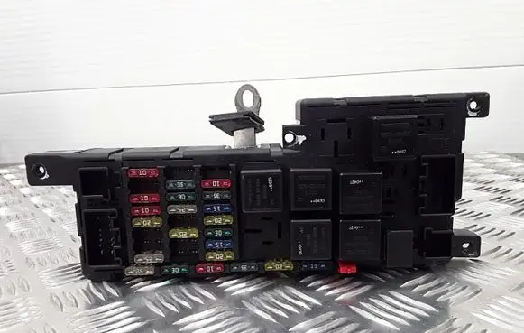Volvo XC90 Fuse module 518828108