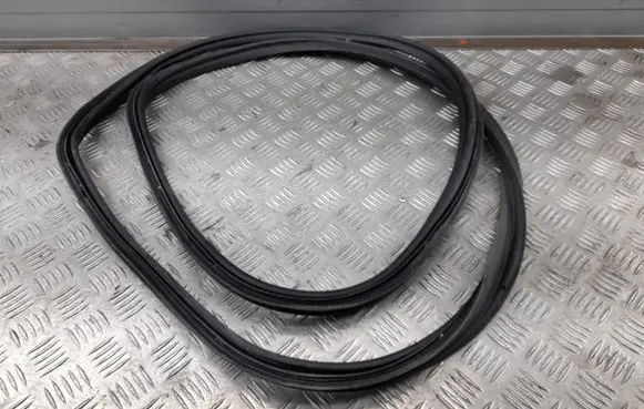 Cadillac CTS Trunk rubber seal (body) 