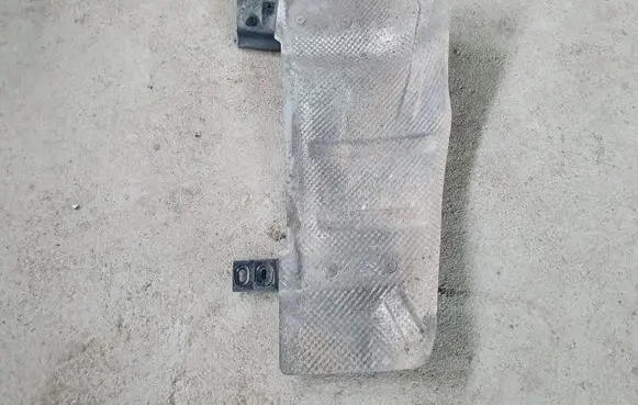 Mercedes-Benz CLS C219 Exhaust heat shield