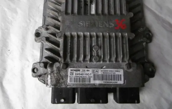 Peugeot 1007 Engine control unit/module 9648624280 5WS40110CT