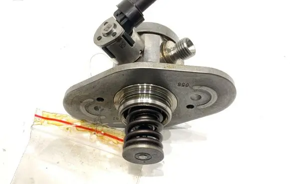 Mini Clubman F54 Fuel injection high pressure pump 8631642