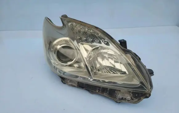 Toyota Prius (XW30) Headlight/headlamp