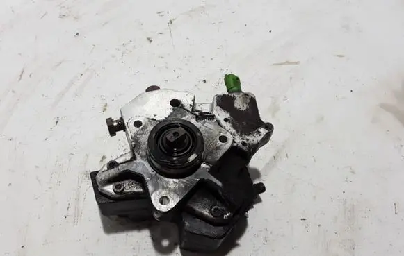 Volvo S80 Fuel injection high pressure pump 8692521