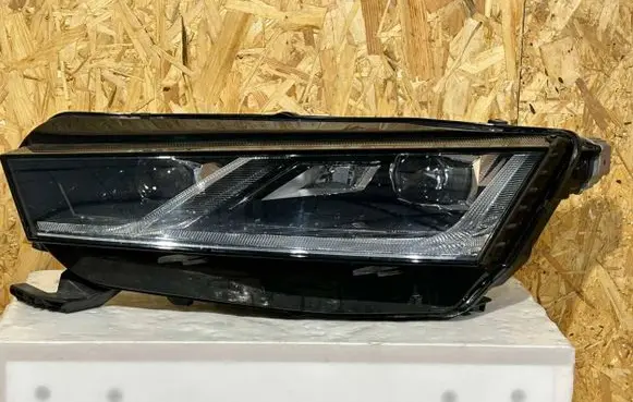 Skoda Octavia Mk4 Headlight/headlamp 5E4941015A LE18A6419 030111823300