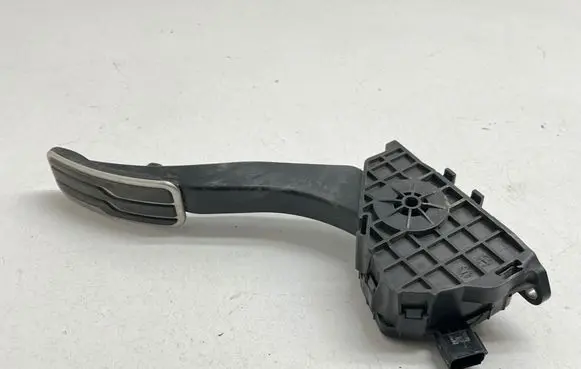 Accelerator throttle pedal