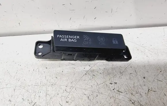 Passenger airbag on/off switch