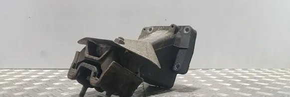 Engine mounting bracket