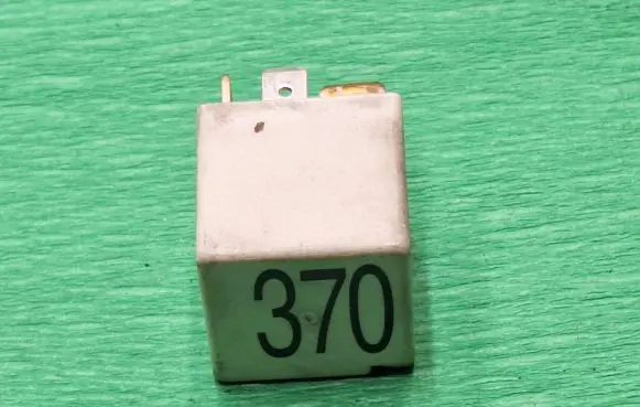 Volkswagen PASSAT B3 Other relay 8D0951253 852218751