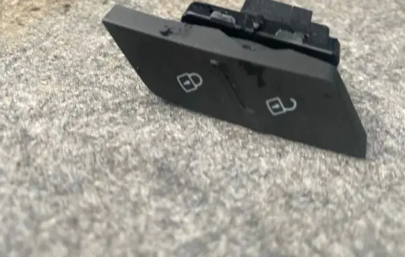 Volkswagen Polo VI Central locking switch button 2G6962125 C33522