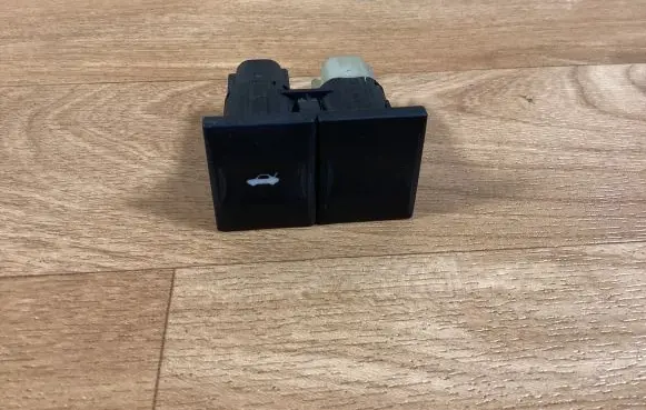 Ford Mondeo Mk III Tailgate opening switch 1S7T19B514AA
