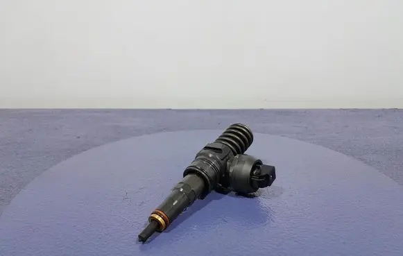 Volkswagen PASSAT B6 Fuel injector 038130073BQ