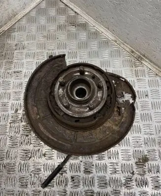 Land Rover Discovery 3 - LR3 Rear wheel hub