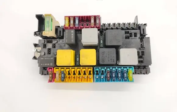 Mercedes-Benz ML W166 Fuse module A1669063801 2050911902 13935164