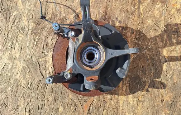 Suzuki Grand Vitara II Front wheel hub spindle knuckle