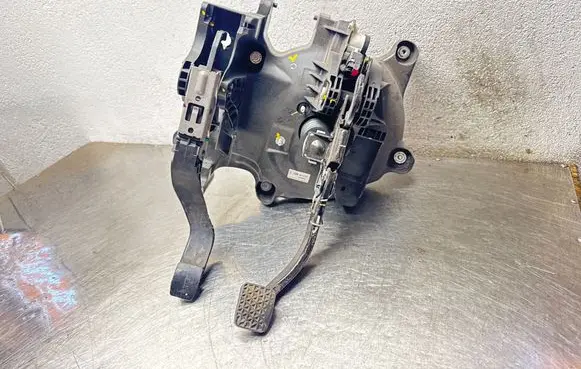 Opel Mokka Pedal assembly 95421239 0000062
