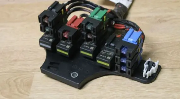 Opel Zafira B Fuse module 13222872