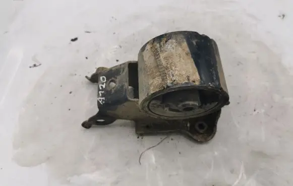 Nissan X-Trail T30 Engine mounting bracket NOCODE