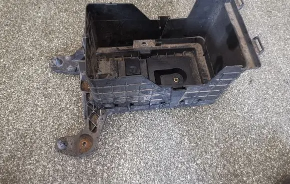 Volkswagen PASSAT B6 Battery box tray 1K0915333C