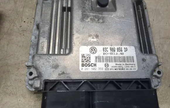 Volkswagen Golf V Engine control unit/module 03C906056DP 1039S16631 0261S02359