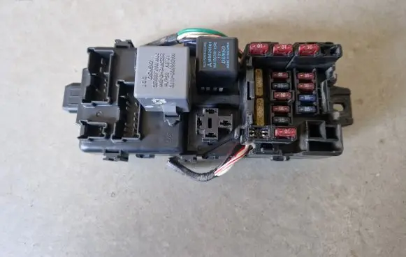 Mitsubishi L200 Fuse module MR409898