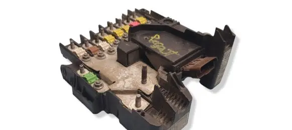 Peugeot 208 I Fuse module E1065640