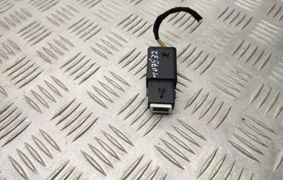Opel Vivaro USB socket connector 9831350680