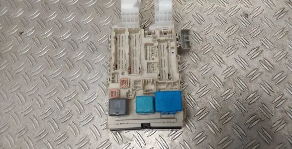 Toyota Yaris Fuse module 8273052700