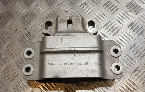 Volkswagen PASSAT B6 Engine mount bracket 3C0199555P 3C0199555 4878
