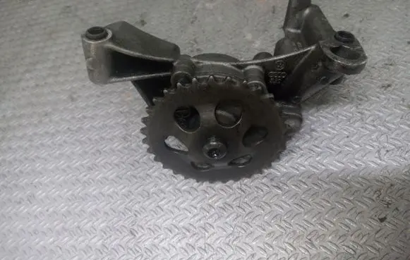 Volkswagen Golf IV Oil pump 06A115105