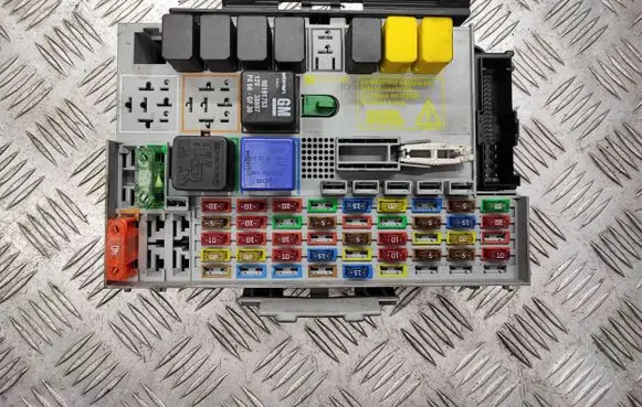 Opel Zafira A Fuse module 24431677