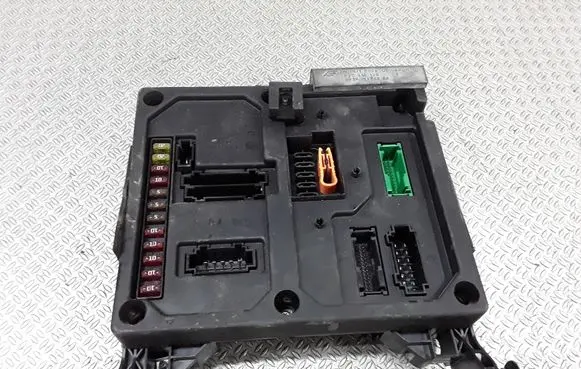 Ford Galaxy Fuse module 7M0971882A
