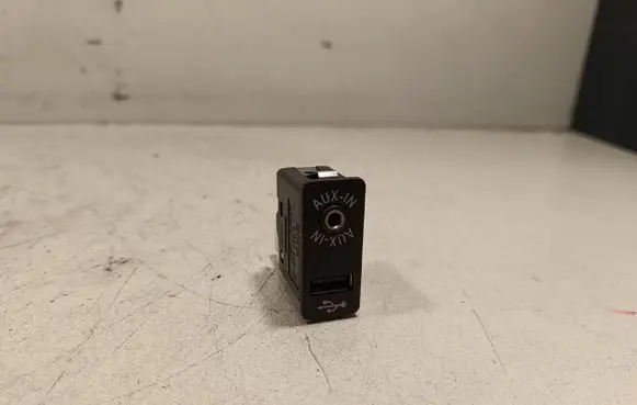 BMW X5 E70 AUX in-socket connector 9237653 923765301